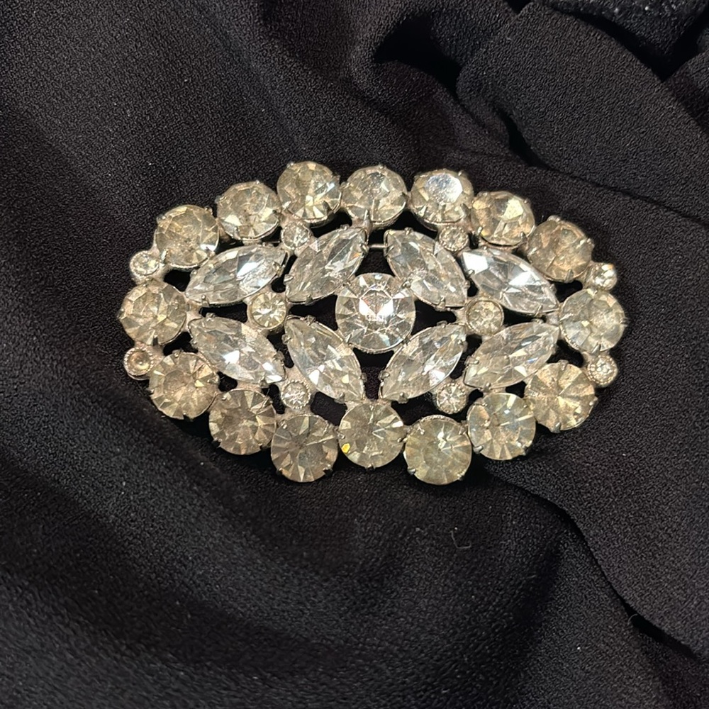 Unbranded clear rhinestone brooch heavy and well made good closure.